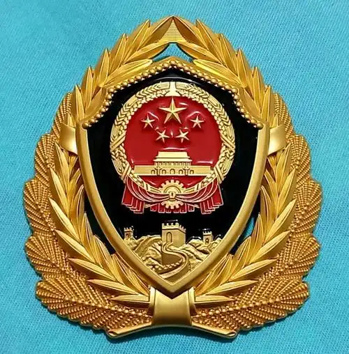 图:07式武警部队帽徽 毛启国摄2007年8月1日起,武警部队更换以深橄榄