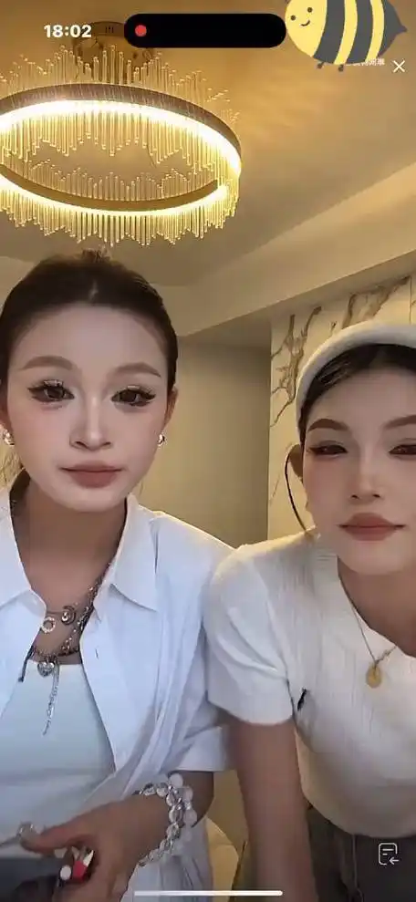 牌牌琦成员志虎与女子密室互动引热议