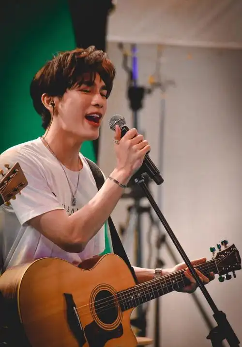 多图预警:他泰小可爱们弹吉他有多帅