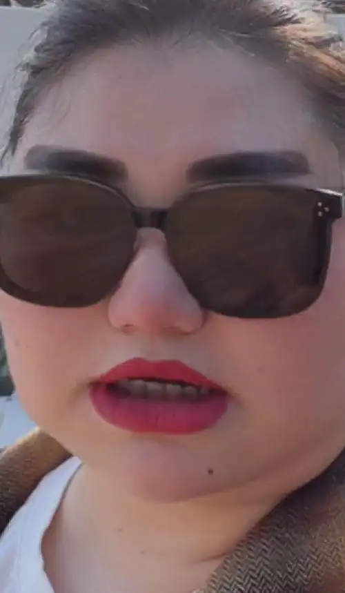 杨天真晒怼脸自拍自爆体重250斤网友屏幕装不下了