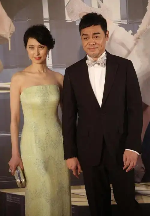 郭蔼明和刘青云真般配,穿纯色长裙优雅又高贵,看脸不像是60后