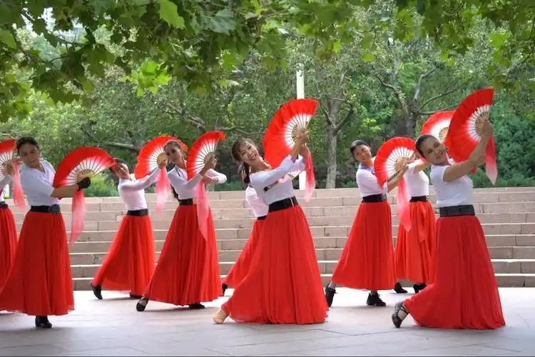 广场舞珊瑚颂动作简单易学跟着节奏跳起来