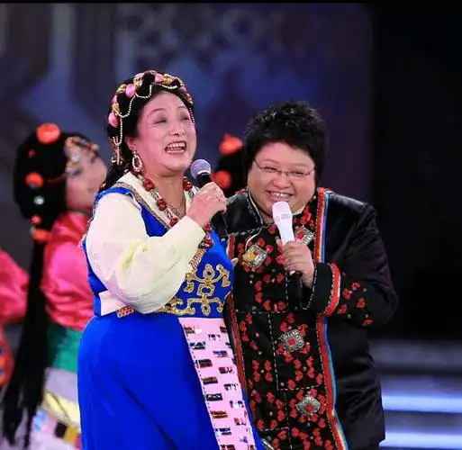 韩红的母亲雍西早年丧夫后再婚现在最担心女儿的婚事