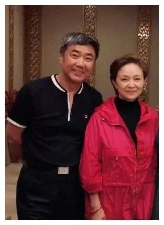 62岁刘莉莉的全家照,女儿很漂亮,老公小4岁,生活很幸福