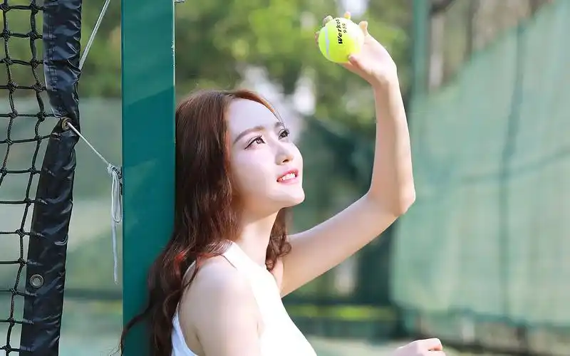 运动装网球少女高清桌面壁纸