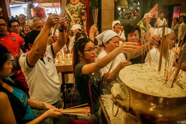 马来西亚华人庆祝九皇斋节 脚踩燃烧火炭(组图)_图片_中国小康网