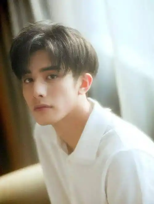 宋威龙:姐弟恋专业户,新一代小奶狗_学历_小时候_容止