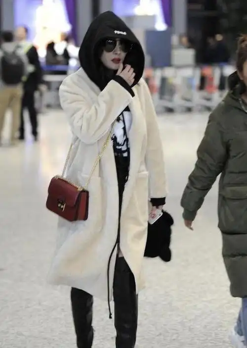 女明星把卫衣穿火了绒毛大衣叠穿连帽卫衣走机场时尚感十足