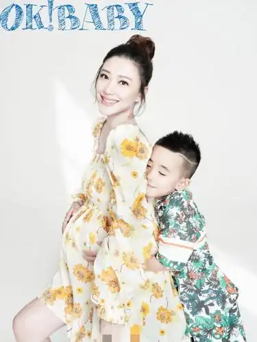 应采儿携jasper拍孕期写真,二胎孕肚正面曝光,母子首封超有爱