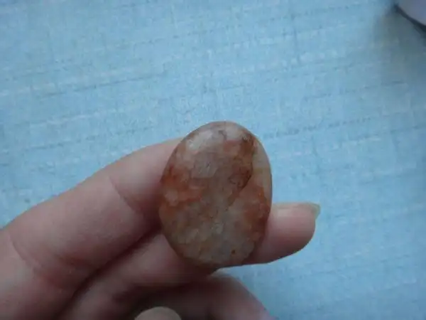 还有类似鳞片状的银色鳞片,透光照的时候会呈现石头一半是半透明状态