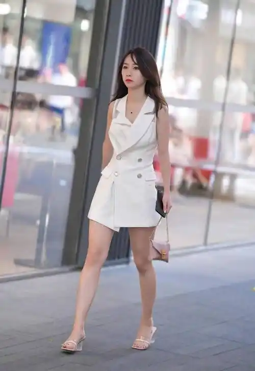 路人街拍,美女穿着一条商务风的西装领短裙,尽显青春魅力_女生_造型