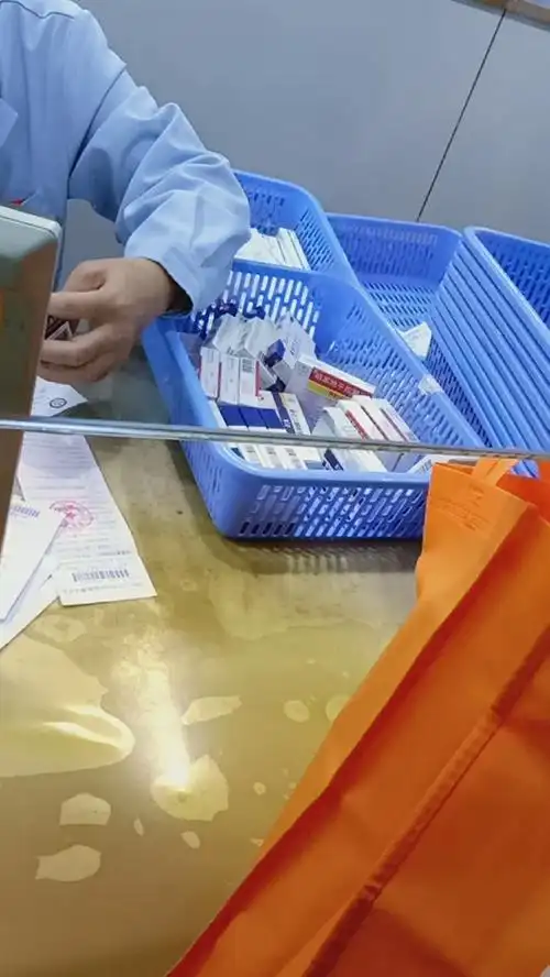 看见一位大婶拿这么大的袋子买药,只能说我们都要好好照顾自己呀