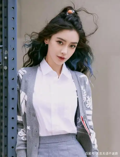 angelababy杨颖,飘逸卷发发型,学院风短裙穿搭,清新靓丽