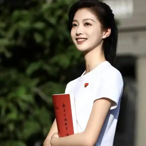 复旦校花冯琳落户上海,素颜上镜笑容甜美,23岁读研工作两不误_梦想