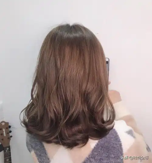 因此可以做出各种造型来修饰脸部,是很显脸小的一种发尾烫方法