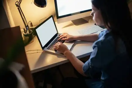 商学院教师或学生.戴着眼镜的红唇性感女人.迷人的女士在餐桌上微笑.