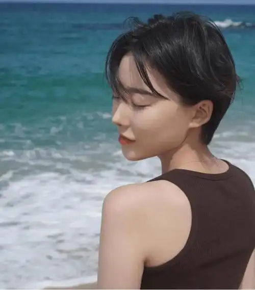 这种自然又有层次的短发发型,比较容易凸显出五官比例和脸部线条