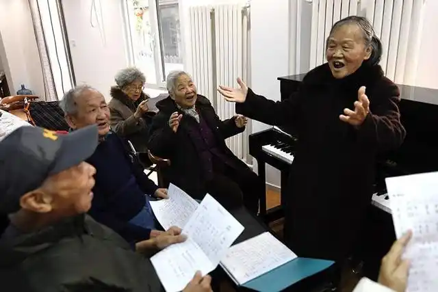 八旬老人"再上岗" 养老院里教唱歌教画画