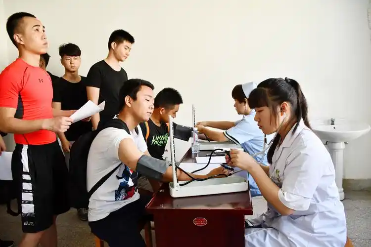 池州市贵池区人武部组织800余名入伍新兵进行体检!