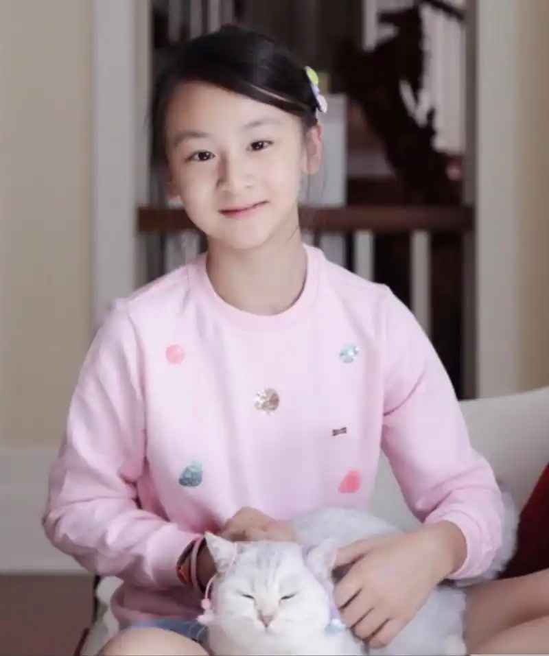 田亮晒女儿照片,亭亭玉立,颜值在线大长腿抢镜十足