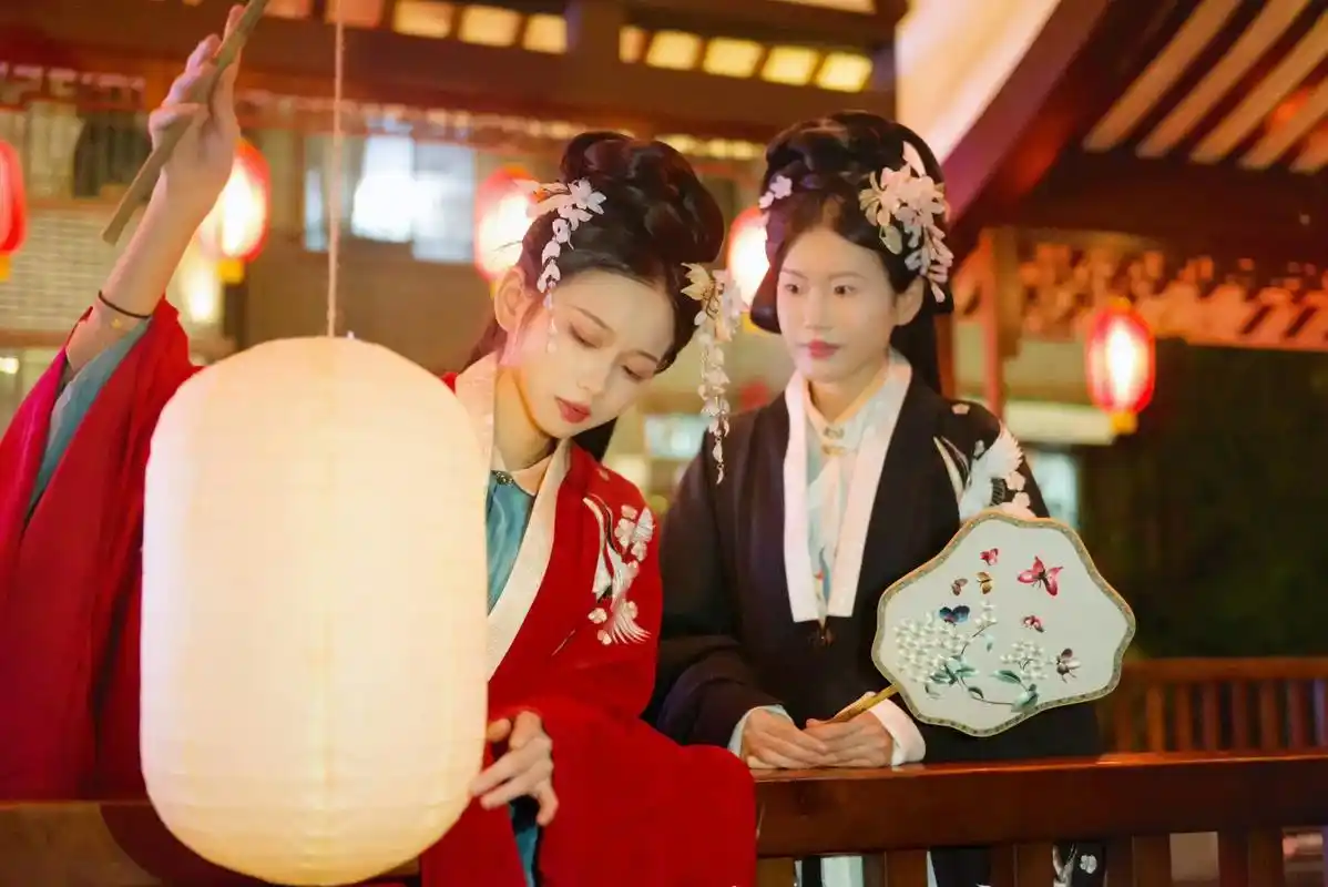 氛围感明制汉服夜景写真闺蜜双人禁断古风.model:@肚子里 - 抖音