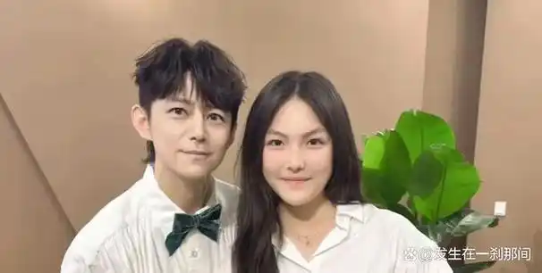 李湘带女儿看《歌手》,王诗龄与何炅同框似父女,两人身高一般高