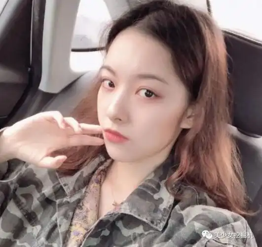 都说抖音洋娃娃是照着网红界最美妈妈整的,然而看到她校花时期照片后