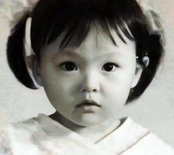 杨幂,唐嫣,韩雪小时候的照片,她们整没整容,老照片一目了然