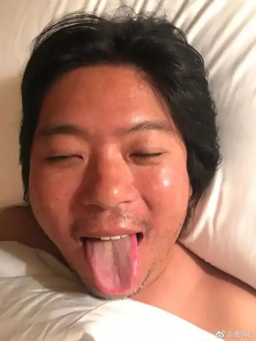 高晓松晒吐舌头自拍 岳云鹏留言貌似还有了小情绪