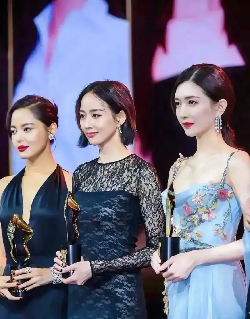 江疏影这个冷白皮真的很白,果然皮肤白的人合照最亮眼[并不简单][并不