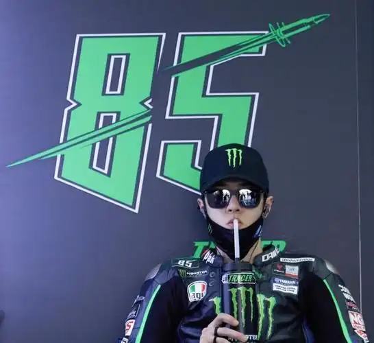 王一博拥有极致反差魅力的85号车手送来夏日关怀多喝水