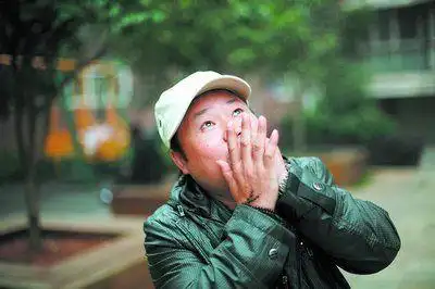 李作文正在表演口技.章帝 摄