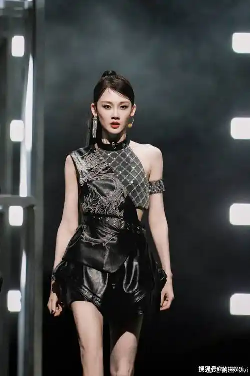 郑恺带老婆孩子出游,与苗苗补过结婚纪念日,俩儿女露正脸像爸爸