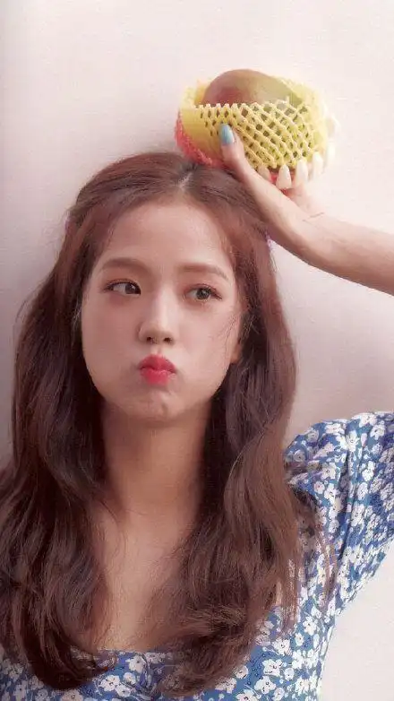 而在之前的舞台表演中以及mv中,jisoo靓丽的造型和富有个人特色的歌声