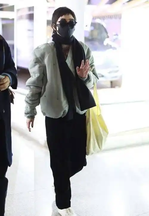 原创郭采洁私下穿得真低调但气质一般人比不上帆布袋背出了大牌风