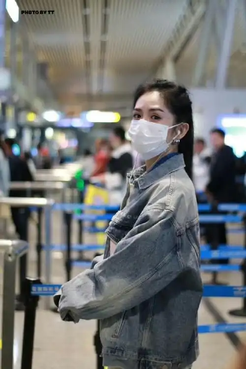 谢娜在机场哭了##谢娜三公后哭了