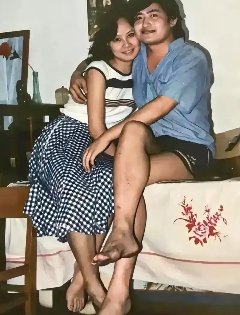 刘欢的这张照片好真实,历史的印迹明显,特别是这床单. - 抖音