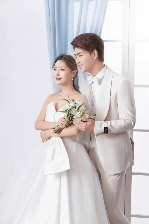 简明的婚纱摄影作品《窗纱》