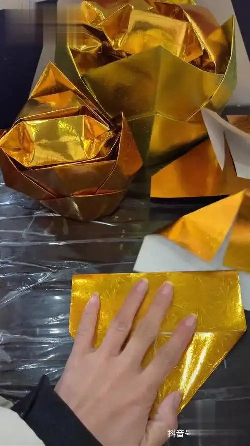 手工折纸 叠元宝 准备7张纸,任何尺寸都可以.大家一起来学习吧.