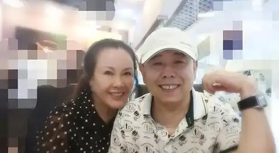 妻子杨云始终不离不弃,并且给潘长江生下一个女儿,随着潘长江事业的不