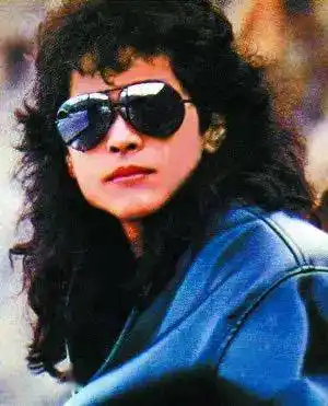 当年齐秦的长发造型在内地很流行,不少人在街上模仿那种发型进行演唱