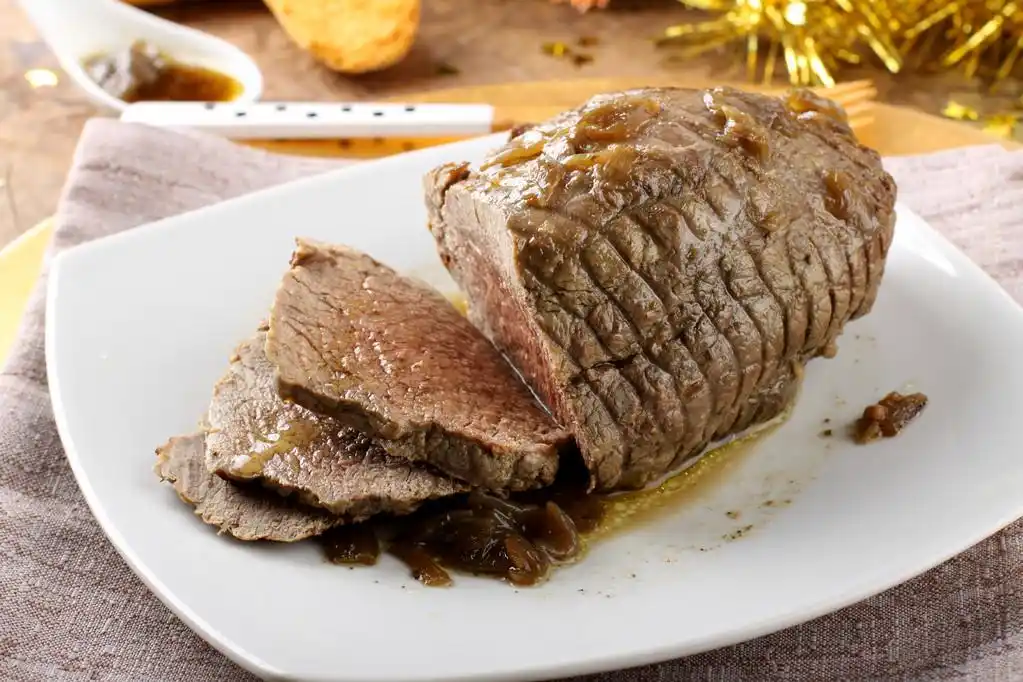 烤牛肉配肉汁,roast beef with gravy on christmas background