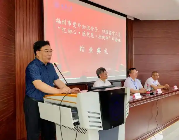 学员代表李式耀,陈承冰,施点睛,陈雯晖,韩伊琳,邢星在学习心得交流