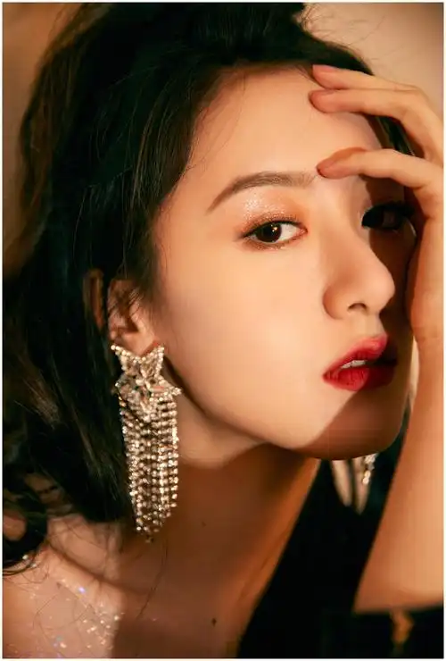 袁冰妍.流苏耳环黑裙造型.高清美图__财经头条