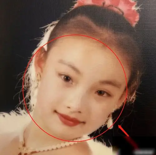 也是最能够检验出明星是否整个容了,所以看清倪妮小时候的照片,很多