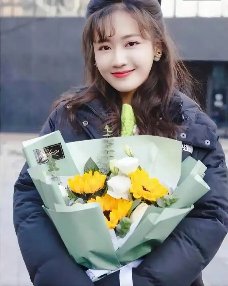 从电视剧《绝世千金》里认识郑湫泓,很有辨识度的女演员,漂亮又可爱