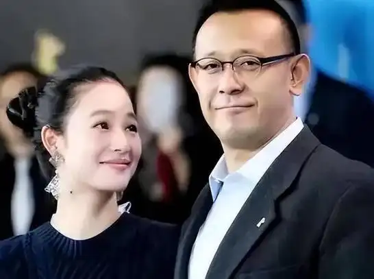 姜文一家四口罕同框俩儿子罕露正面身高惊人长相都随爸