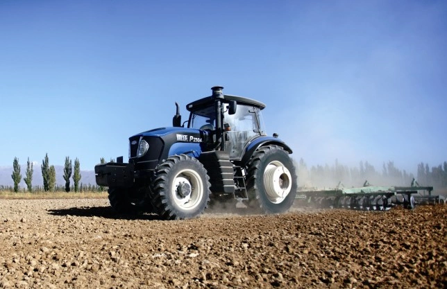 雷沃拖拉机正在进行耕地作业