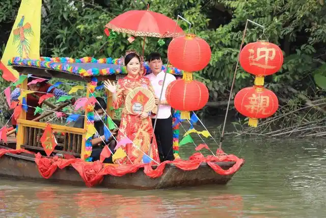 18对新人参与"斗门水上婚嫁"