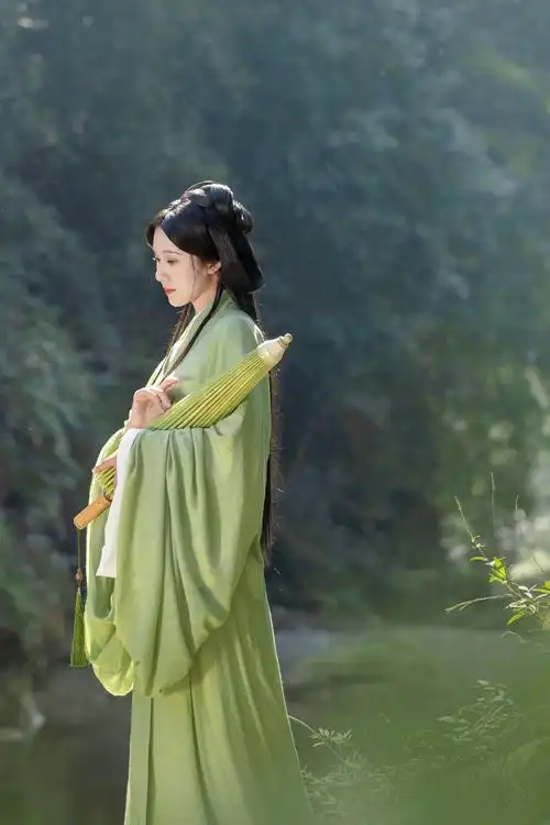 王子璇古装造型好灵,山水之间嬉戏俏皮可爱,温柔知足……__财经头条